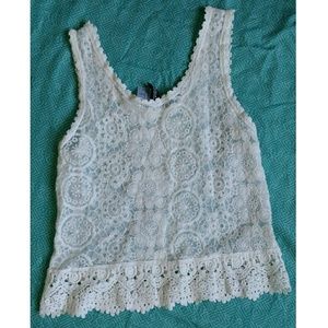 White lace cropped tank🌸🌼🎀💐